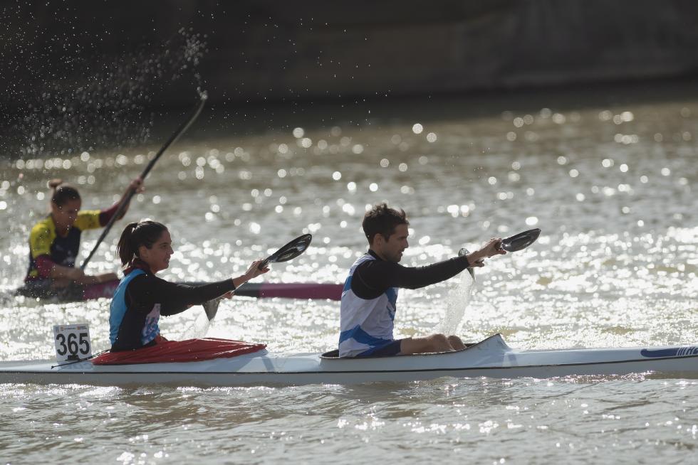 El río Ebro en Zaragoza se tiñó de color con las tradicionales regatas de Fiestas del Pilar 2019