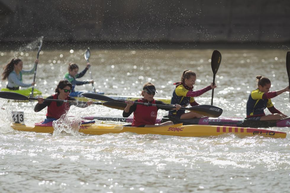 El río Ebro en Zaragoza se tiñó de color con las tradicionales regatas de Fiestas del Pilar 2019
