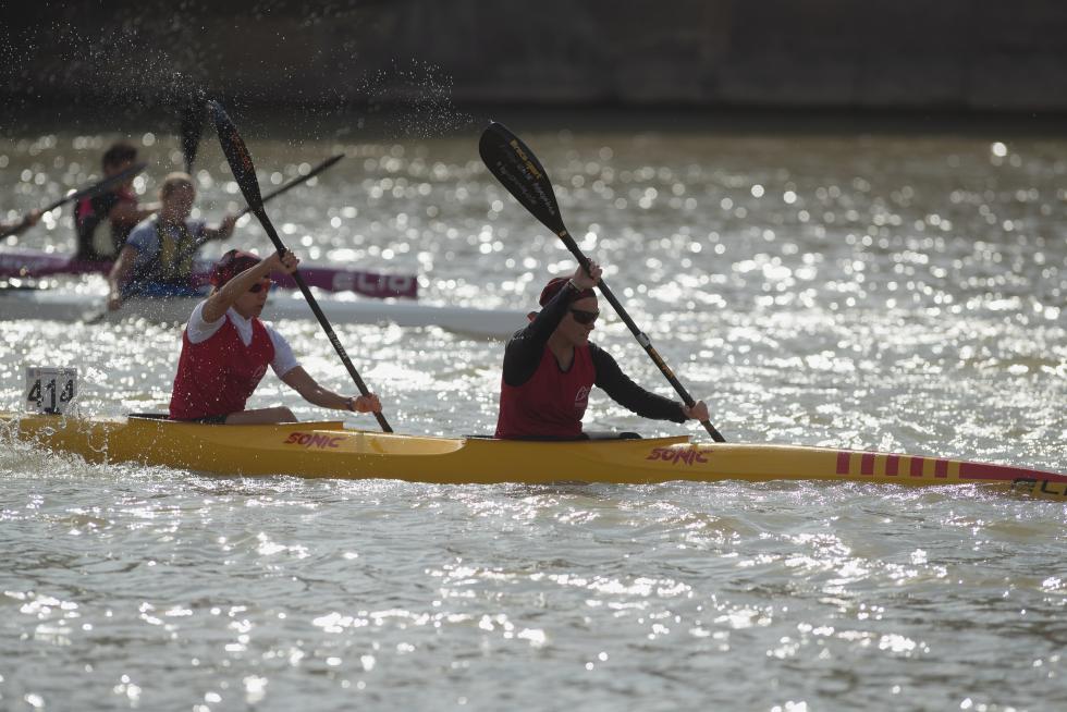 El río Ebro en Zaragoza se tiñó de color con las tradicionales regatas de Fiestas del Pilar 2019