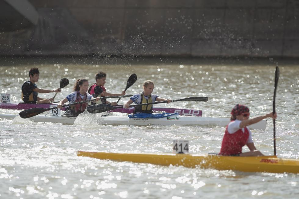 El río Ebro en Zaragoza se tiñó de color con las tradicionales regatas de Fiestas del Pilar 2019