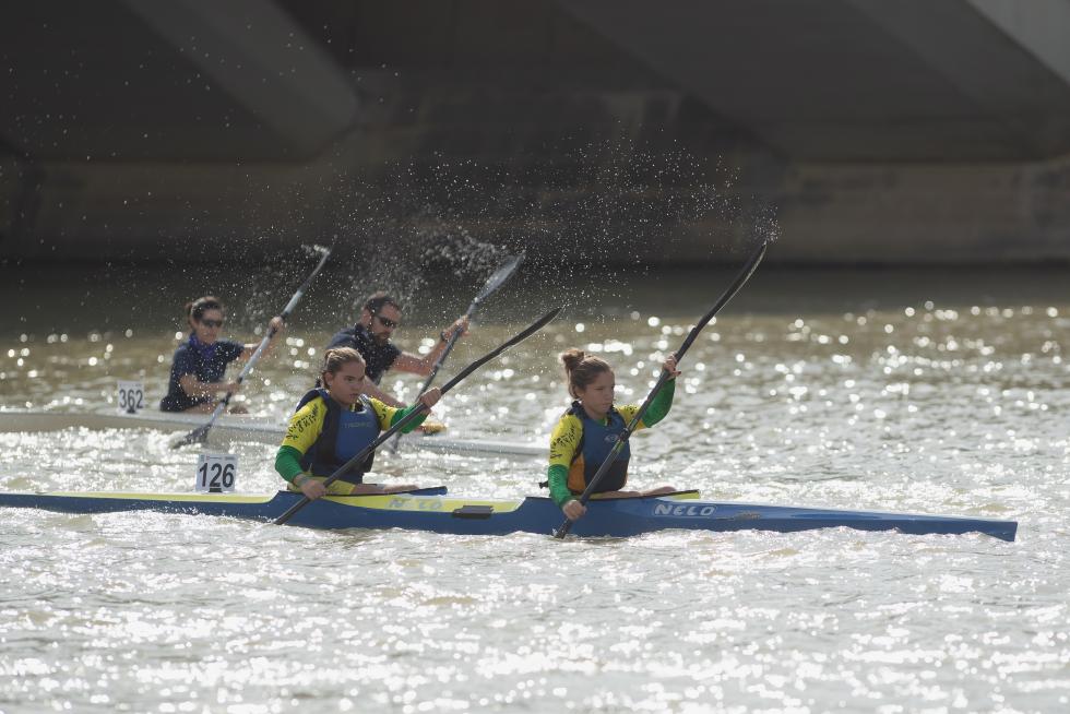 El río Ebro en Zaragoza se tiñó de color con las tradicionales regatas de Fiestas del Pilar 2019