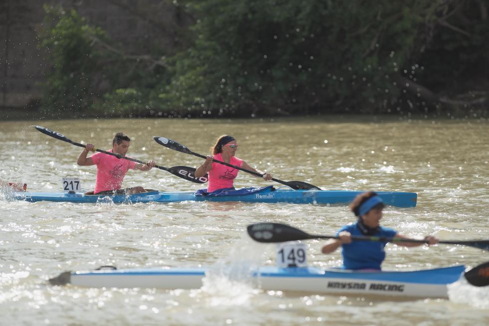 El río Ebro en Zaragoza se tiñó de color con las tradicionales regatas de Fiestas del Pilar 2019