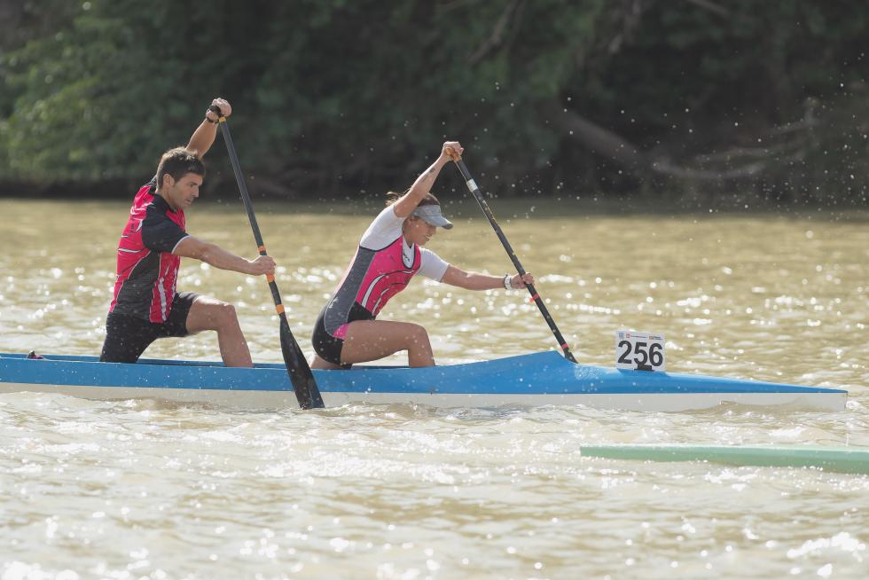 El río Ebro en Zaragoza se tiñó de color con las tradicionales regatas de Fiestas del Pilar 2019