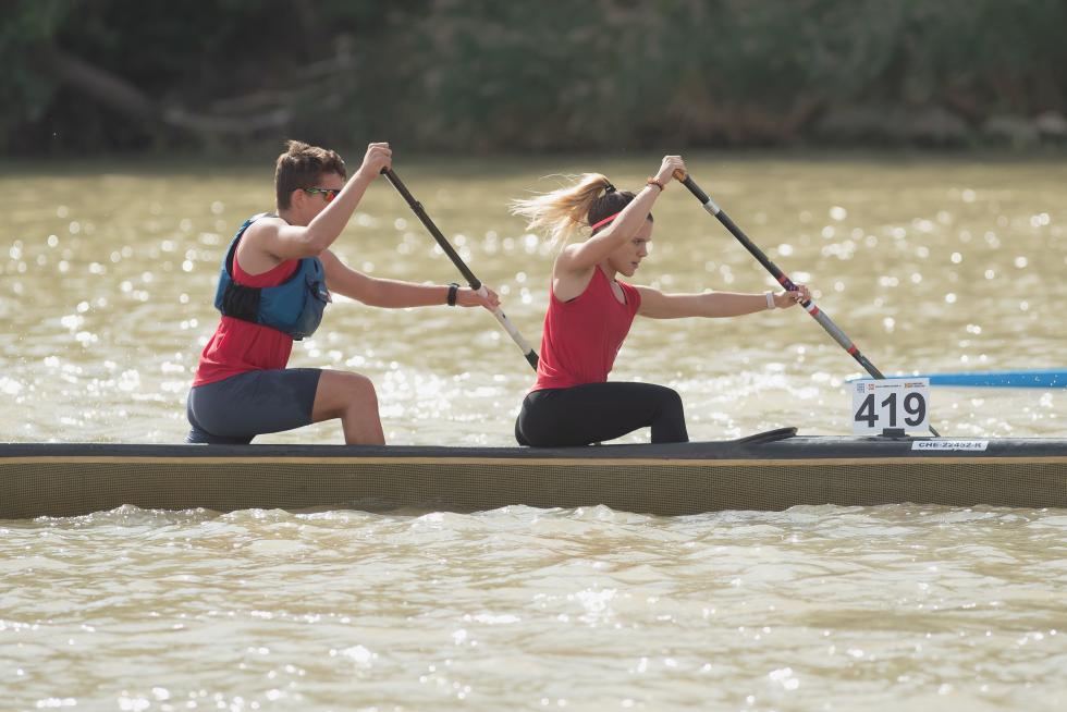 El río Ebro en Zaragoza se tiñó de color con las tradicionales regatas de Fiestas del Pilar 2019