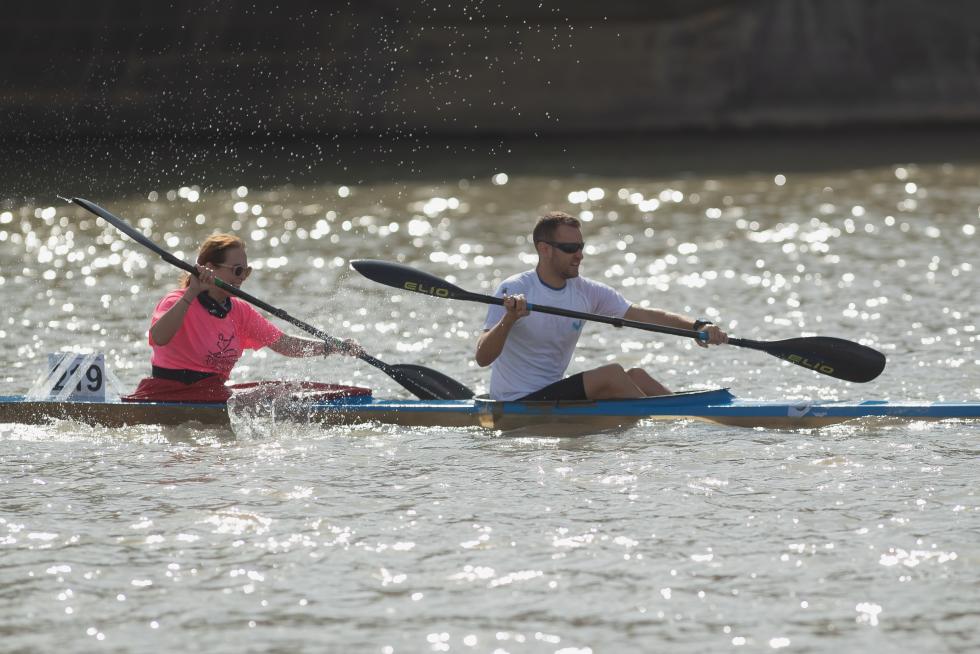 El río Ebro en Zaragoza se tiñó de color con las tradicionales regatas de Fiestas del Pilar 2019