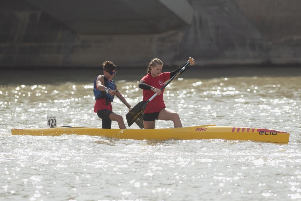 El río Ebro en Zaragoza se tiñó de color con las tradicionales regatas de Fiestas del Pilar 2019