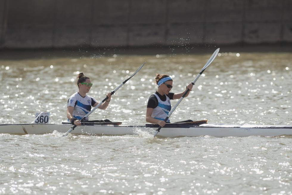 El río Ebro en Zaragoza se tiñó de color con las tradicionales regatas de Fiestas del Pilar 2019