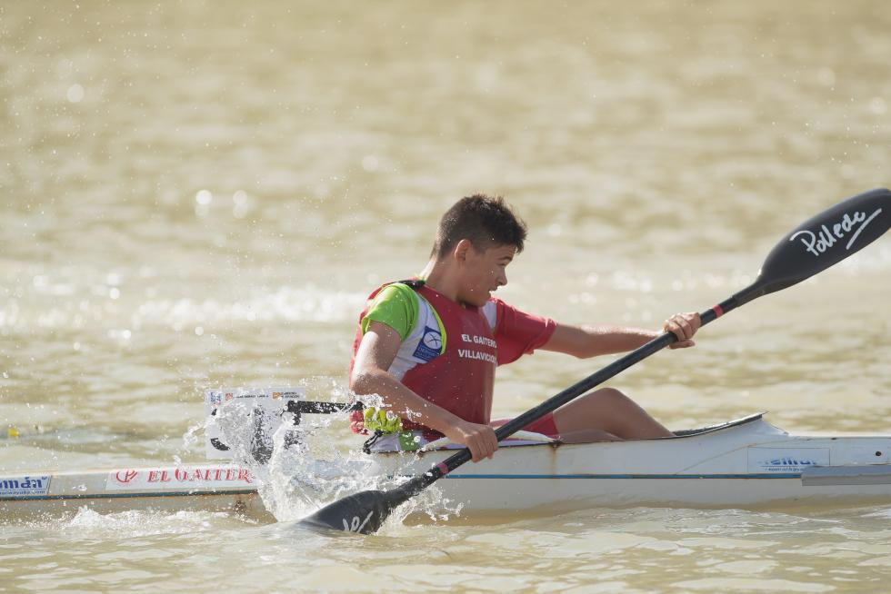 El río Ebro en Zaragoza se tiñó de color con las tradicionales regatas de Fiestas del Pilar 2019