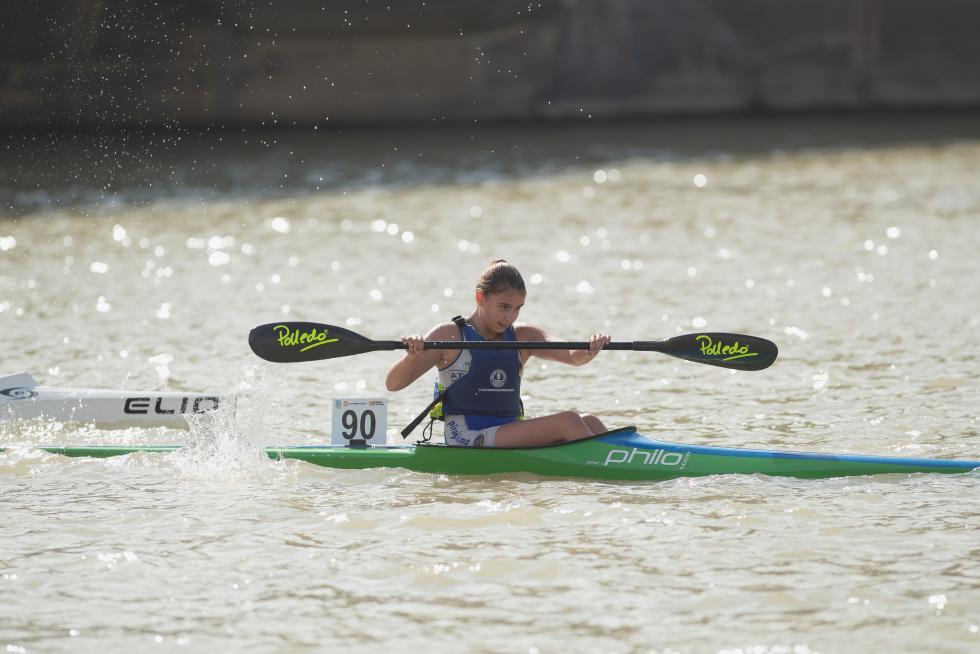 El río Ebro en Zaragoza se tiñó de color con las tradicionales regatas de Fiestas del Pilar 2019