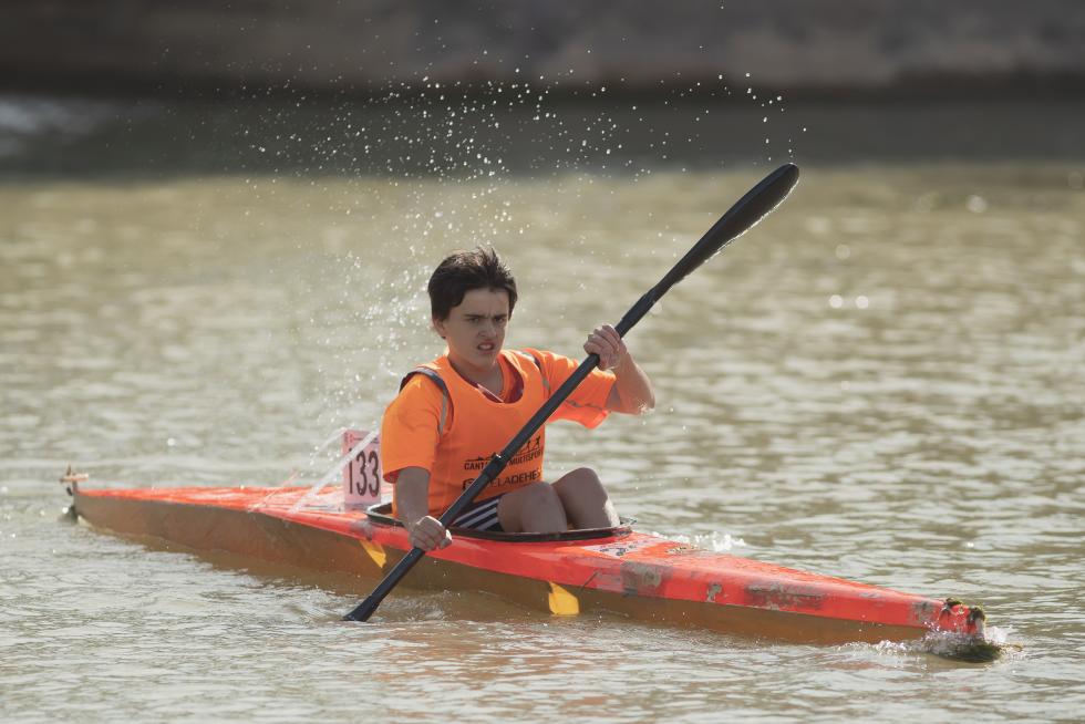 El río Ebro en Zaragoza se tiñó de color con las tradicionales regatas de Fiestas del Pilar 2019