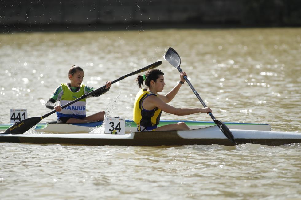 El río Ebro en Zaragoza se tiñó de color con las tradicionales regatas de Fiestas del Pilar 2019