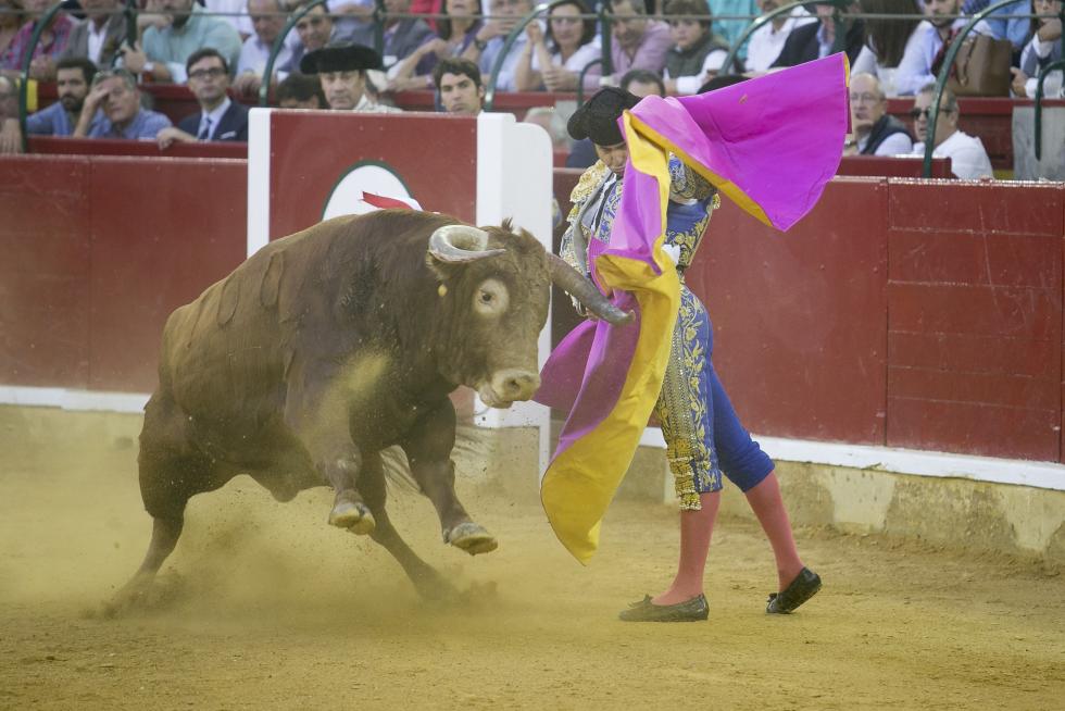 GRAF6283. ZARAGOZA, 06/10/2019.- El diestro Morante de la Puebla durante la faena a su segundo toro, de Garcigrande, en la corrida celebrada hoy en el coso de La Misericordia con motivo de la Feria del Pilar de Zaragoza y en la que ha compartido cartel con Diego Urdiales y Cayetano. EFE/Javier Cebollada FERIA DEL PILAR