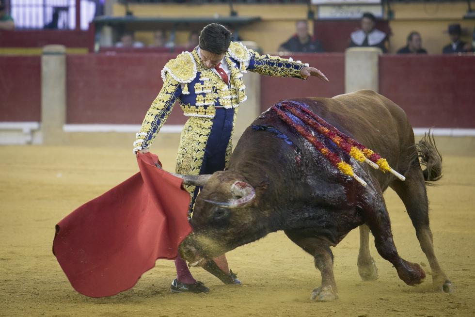 GRAF6283. ZARAGOZA, 06/10/2019.- El diestro Morante de la Puebla durante la faena a su segundo toro, de Garcigrande, en la corrida celebrada hoy en el coso de La Misericordia con motivo de la Feria del Pilar de Zaragoza y en la que ha compartido cartel con Diego Urdiales y Cayetano. EFE/Javier Cebollada FERIA DEL PILAR