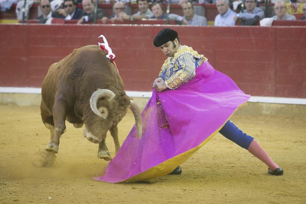 GRAF6283. ZARAGOZA, 06/10/2019.- El diestro Morante de la Puebla durante la faena a su segundo toro, de Garcigrande, en la corrida celebrada hoy en el coso de La Misericordia con motivo de la Feria del Pilar de Zaragoza y en la que ha compartido cartel con Diego Urdiales y Cayetano. EFE/Javier Cebollada FERIA DEL PILAR