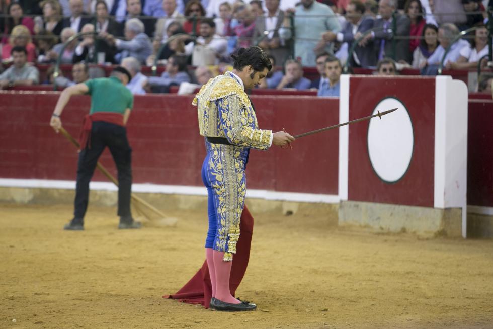GRAF6283. ZARAGOZA, 06/10/2019.- El diestro Morante de la Puebla durante la faena a su segundo toro, de Garcigrande, en la corrida celebrada hoy en el coso de La Misericordia con motivo de la Feria del Pilar de Zaragoza y en la que ha compartido cartel con Diego Urdiales y Cayetano. EFE/Javier Cebollada FERIA DEL PILAR