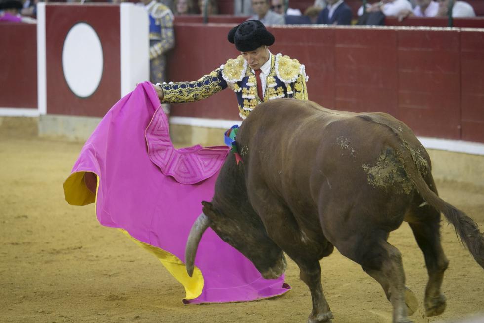 GRAF6283. ZARAGOZA, 06/10/2019.- El diestro Morante de la Puebla durante la faena a su segundo toro, de Garcigrande, en la corrida celebrada hoy en el coso de La Misericordia con motivo de la Feria del Pilar de Zaragoza y en la que ha compartido cartel con Diego Urdiales y Cayetano. EFE/Javier Cebollada FERIA DEL PILAR
