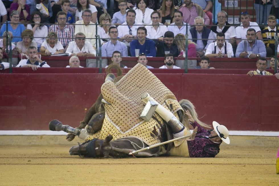 GRAF6283. ZARAGOZA, 06/10/2019.- El diestro Morante de la Puebla durante la faena a su segundo toro, de Garcigrande, en la corrida celebrada hoy en el coso de La Misericordia con motivo de la Feria del Pilar de Zaragoza y en la que ha compartido cartel con Diego Urdiales y Cayetano. EFE/Javier Cebollada FERIA DEL PILAR