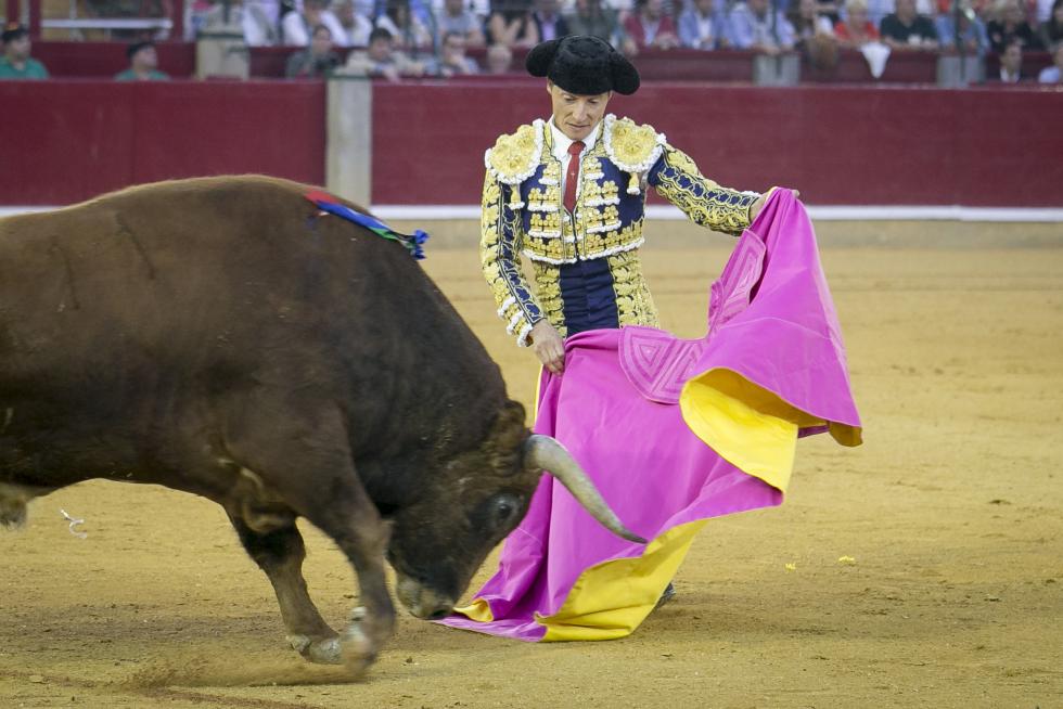 GRAF6283. ZARAGOZA, 06/10/2019.- El diestro Morante de la Puebla durante la faena a su segundo toro, de Garcigrande, en la corrida celebrada hoy en el coso de La Misericordia con motivo de la Feria del Pilar de Zaragoza y en la que ha compartido cartel con Diego Urdiales y Cayetano. EFE/Javier Cebollada FERIA DEL PILAR