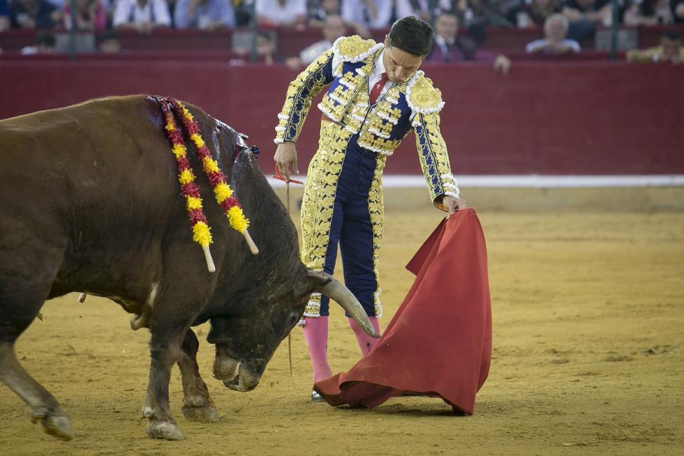 GRAF6283. ZARAGOZA, 06/10/2019.- El diestro Morante de la Puebla durante la faena a su segundo toro, de Garcigrande, en la corrida celebrada hoy en el coso de La Misericordia con motivo de la Feria del Pilar de Zaragoza y en la que ha compartido cartel con Diego Urdiales y Cayetano. EFE/Javier Cebollada FERIA DEL PILAR