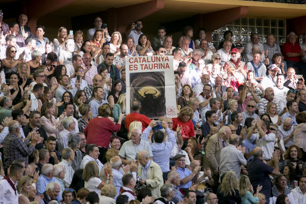 GRAF6283. ZARAGOZA, 06/10/2019.- El diestro Morante de la Puebla durante la faena a su segundo toro, de Garcigrande, en la corrida celebrada hoy en el coso de La Misericordia con motivo de la Feria del Pilar de Zaragoza y en la que ha compartido cartel con Diego Urdiales y Cayetano. EFE/Javier Cebollada FERIA DEL PILAR