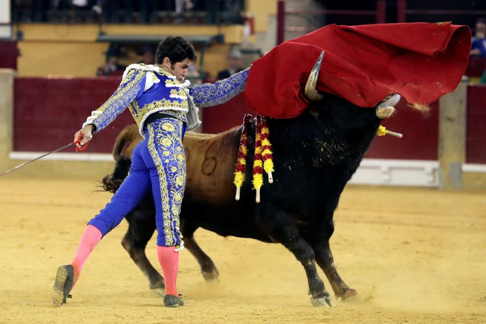 GRAF6282. ZARAGOZA, 06/10/2019.-El diestro Morante de la Puebla durante la faena a su segundo toro, de Garcigrande, en la corrida celebrada hoy en el coso de La Misericordia con motivo de la Feria del Pilar de Zaragoza y en la que ha compartido cartel con Diego Urdiales y Cayetano. EFE/Javier Cebollada FERIA DEL PILAR