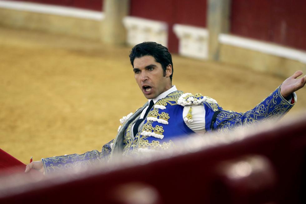 GRAF6285. ZARAGOZA, 06/10/2019.-El diestro Cayetano durante la faena a su segundo toro, de Domingo Hernandez celebrada hoy en el coso de La Misericordia con motivo de la Feria del Pilar de Zaragoza y en la que ha compartido cartel con Morante de la Puebla y Diego Urdiales. EFE/Javier Cebollada FERIA DEL PILAR