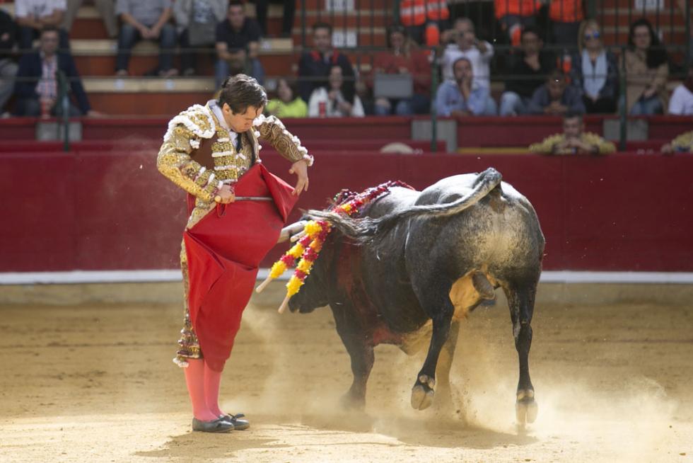La novillada de Los Maños se va con las orejas puestas.