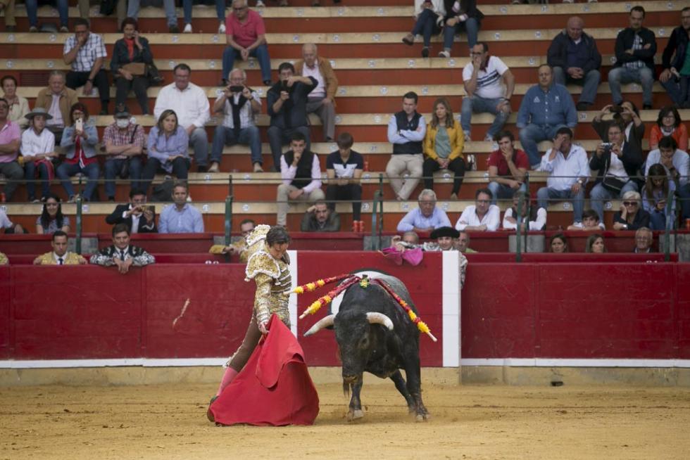 La novillada de Los Maños se va con las orejas puestas.