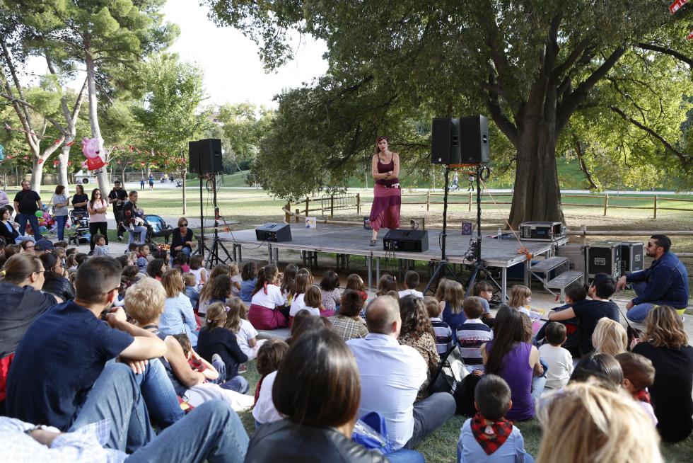 Cuenta cuentos en el Parque Bruil de Zaragoza con motivo de las Fiestas del Pilar.