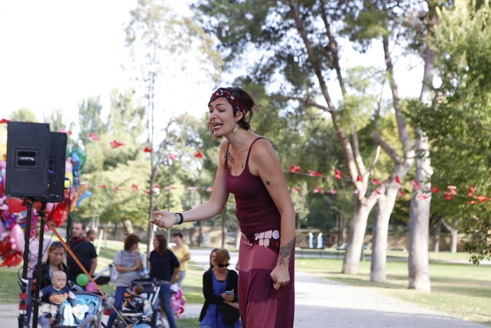 Cuenta cuentos en el Parque Bruil de Zaragoza con motivo de las Fiestas del Pilar.