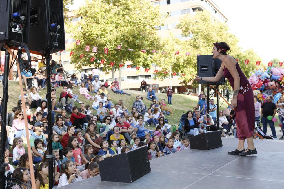 Cuenta cuentos en el Parque Bruil de Zaragoza con motivo de las Fiestas del Pilar.