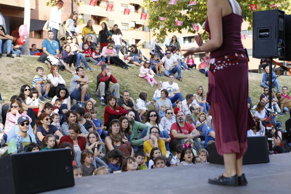 Cuenta cuentos en el Parque Bruil de Zaragoza con motivo de las Fiestas del Pilar.