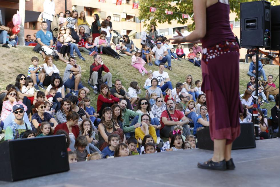 Cuenta cuentos en el Parque Bruil de Zaragoza con motivo de las Fiestas del Pilar.