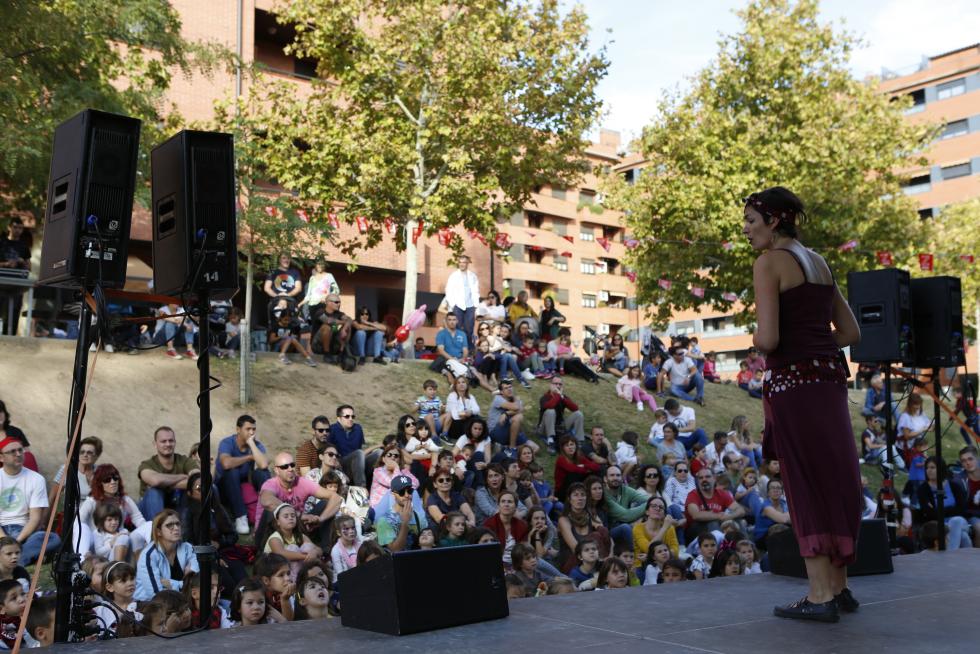 Cuenta cuentos en el Parque Bruil de Zaragoza con motivo de las Fiestas del Pilar.