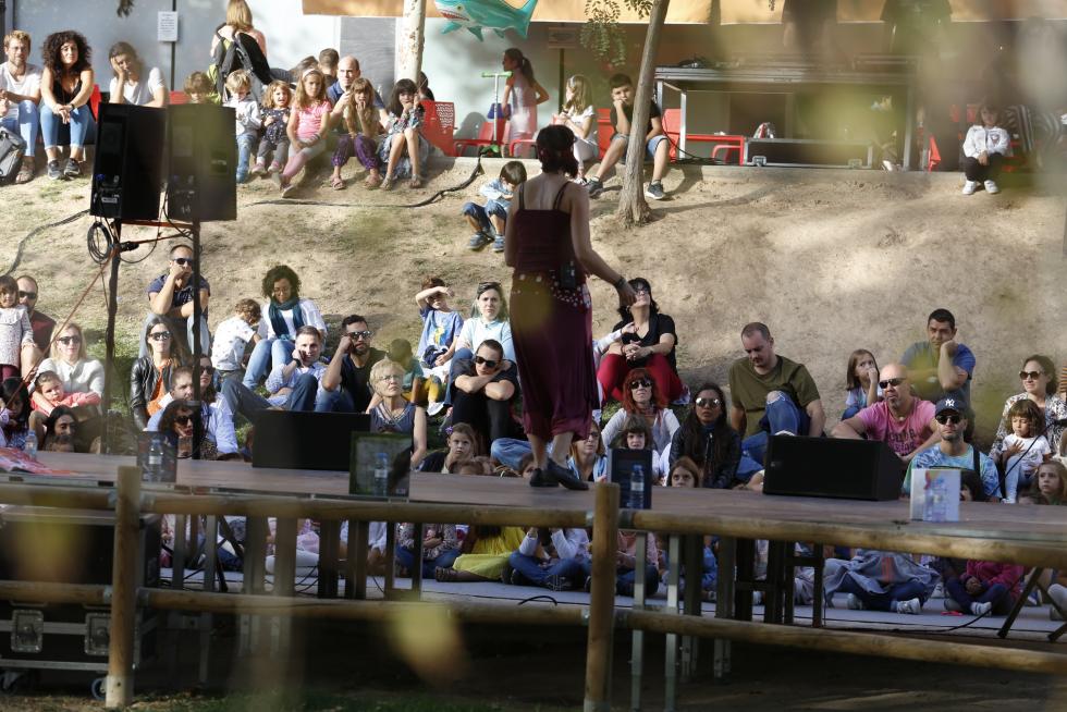 Cuenta cuentos en el Parque Bruil de Zaragoza con motivo de las Fiestas del Pilar.