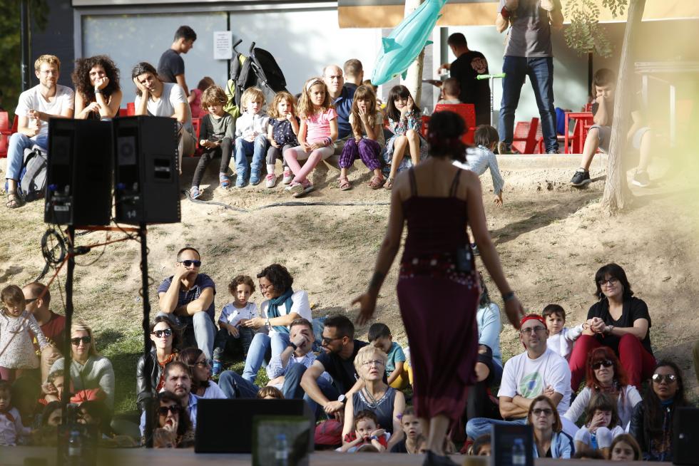 Cuenta cuentos en el Parque Bruil de Zaragoza con motivo de las Fiestas del Pilar.