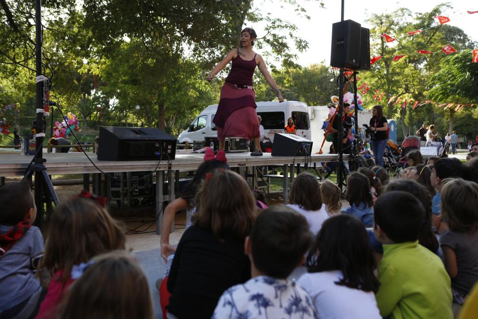 Cuenta cuentos en el Parque Bruil de Zaragoza con motivo de las Fiestas del Pilar.