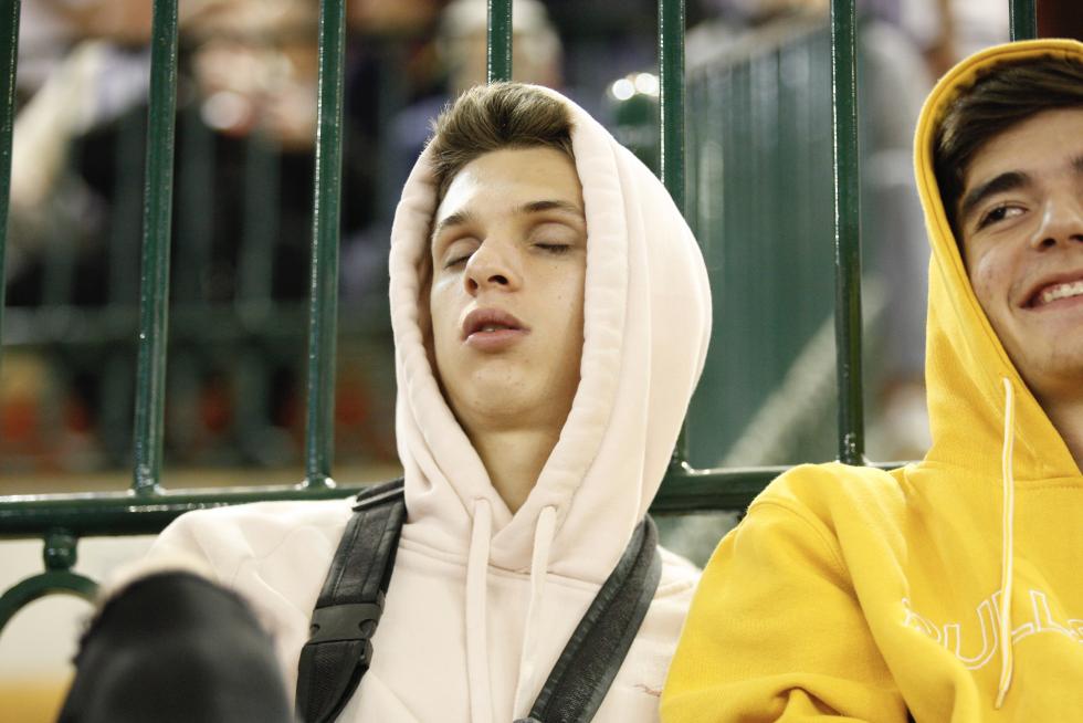 Algunos de los asistentes más jóvenes no han resistido el sueño tras una noche de fiesta y se han echado una cabezada en las gradas de la plaza