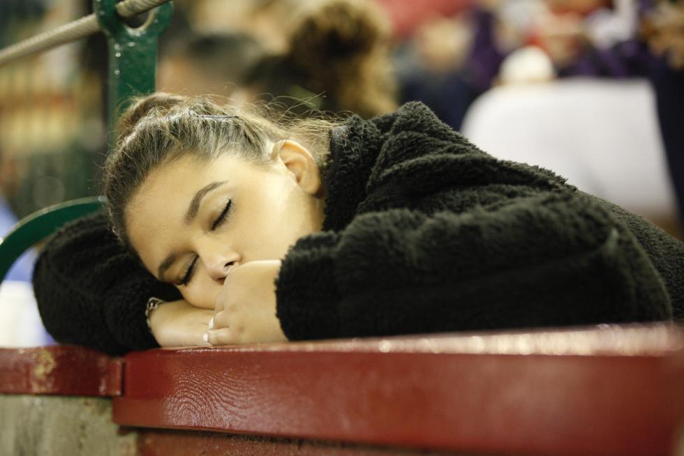Algunos de los asistentes más jóvenes no han resistido el sueño tras una noche de fiesta y se han echado una cabezada en las gradas de la plaza