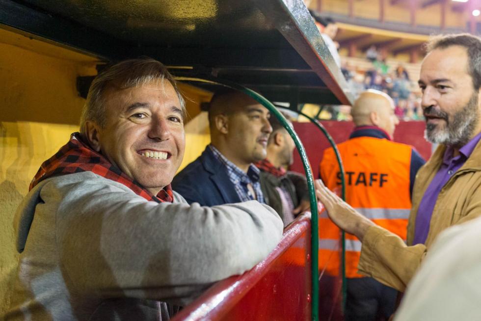 Jorge Azcón, alcalde de Zaragoza, en las vaquillas.
