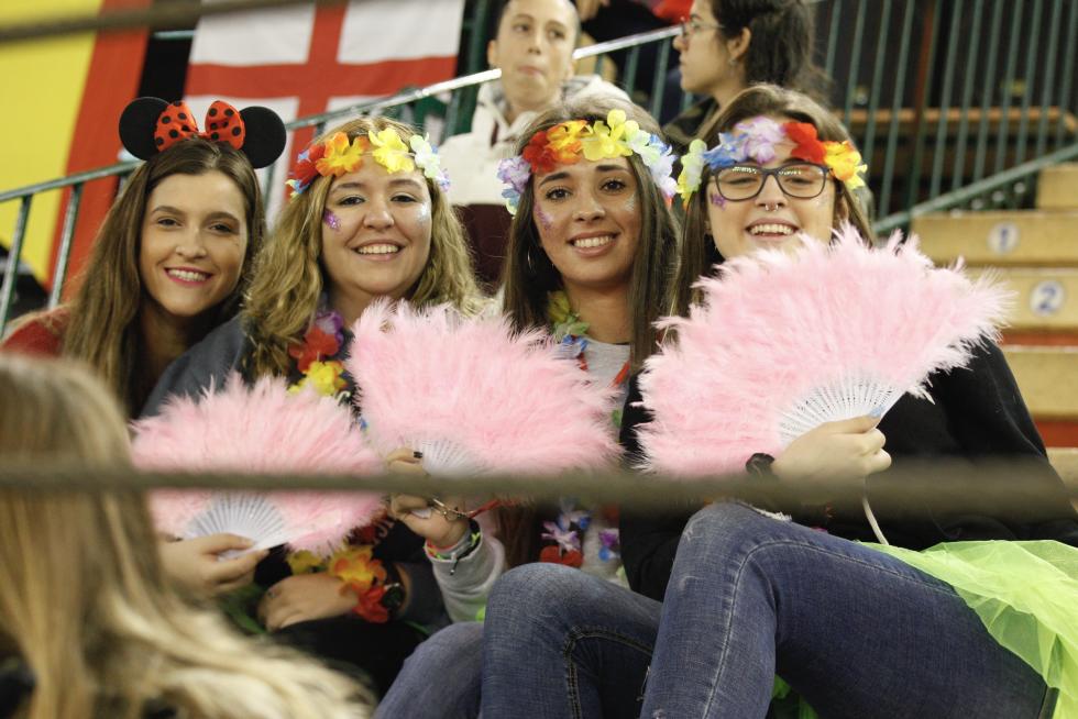 Muchas chicas jóvenes acuden a La Misericordia con sus 'mejores galas' para disfrutar de las vaquillas, probablemente tras una noche disfrutando de las fiestas del Pilar.