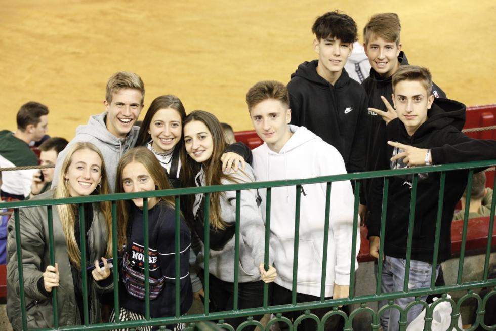 El día ha comenzado de espectacular forma en el ruedo con revolcones, subidas al tablado y recortes. Aunque la animación sin duda está en la grada con unas charangas y un público entregado.