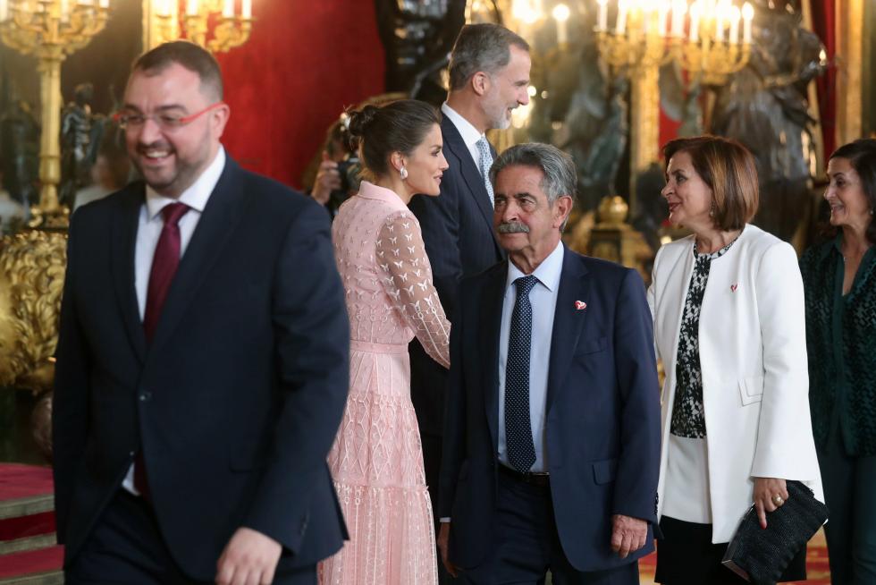 Besamanos en la recepción de los Reyes en el Palacio Real