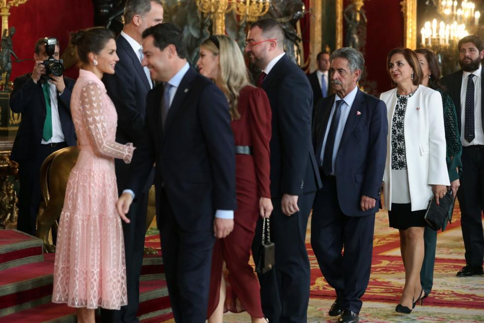 Besamanos en la recepción de los Reyes en el Palacio Real