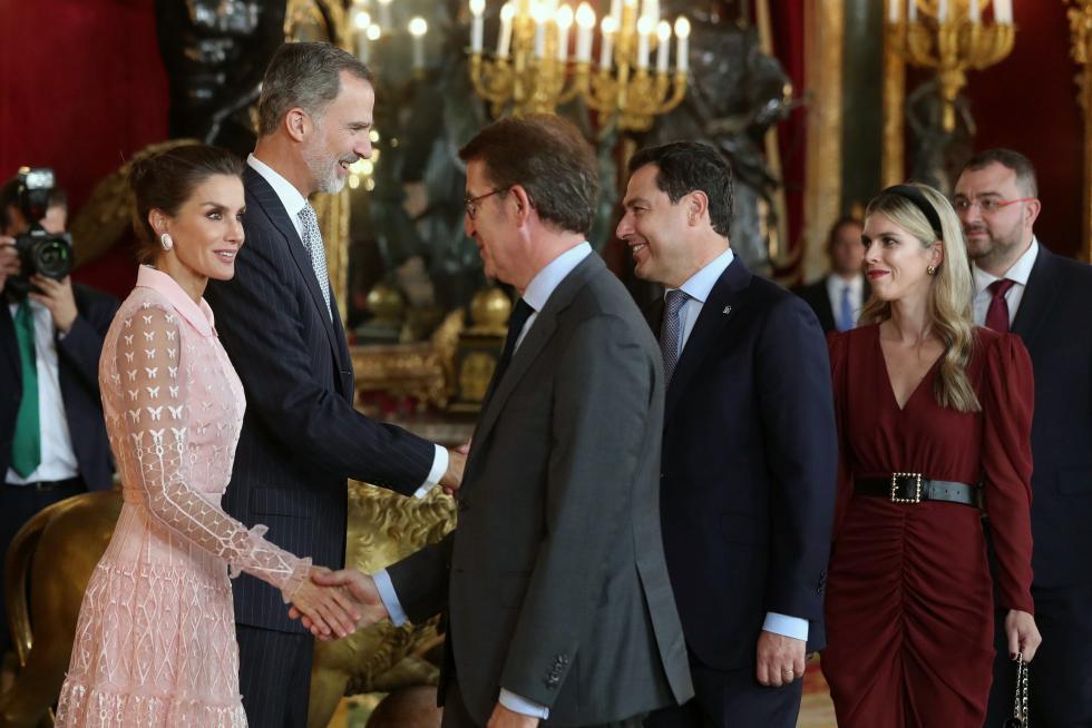 Besamanos en la recepción de los Reyes en el Palacio Real