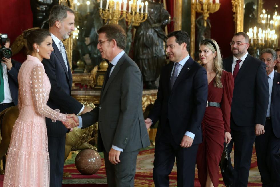 Besamanos en la recepción de los Reyes en el Palacio Real