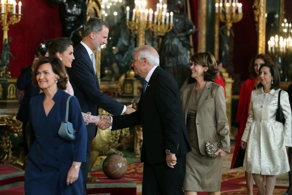 Besamanos en la recepción de los Reyes en el Palacio Real