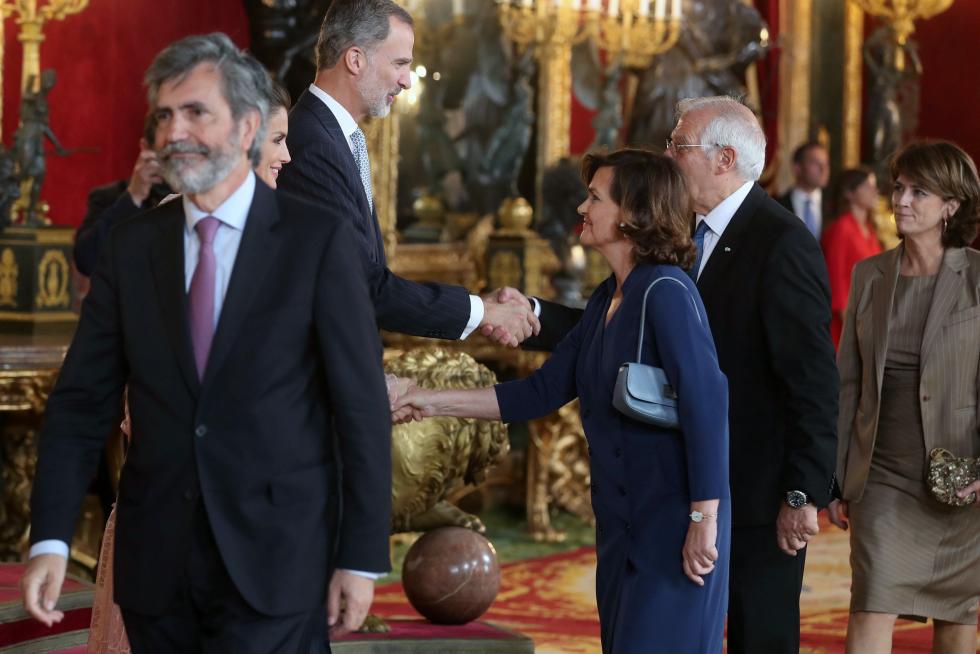 Besamanos en la recepción de los Reyes en el Palacio Real