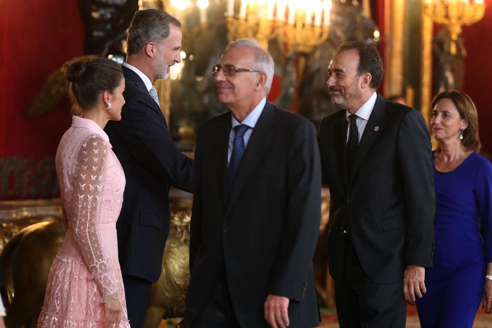 Besamanos en la recepción de los Reyes en el Palacio Real