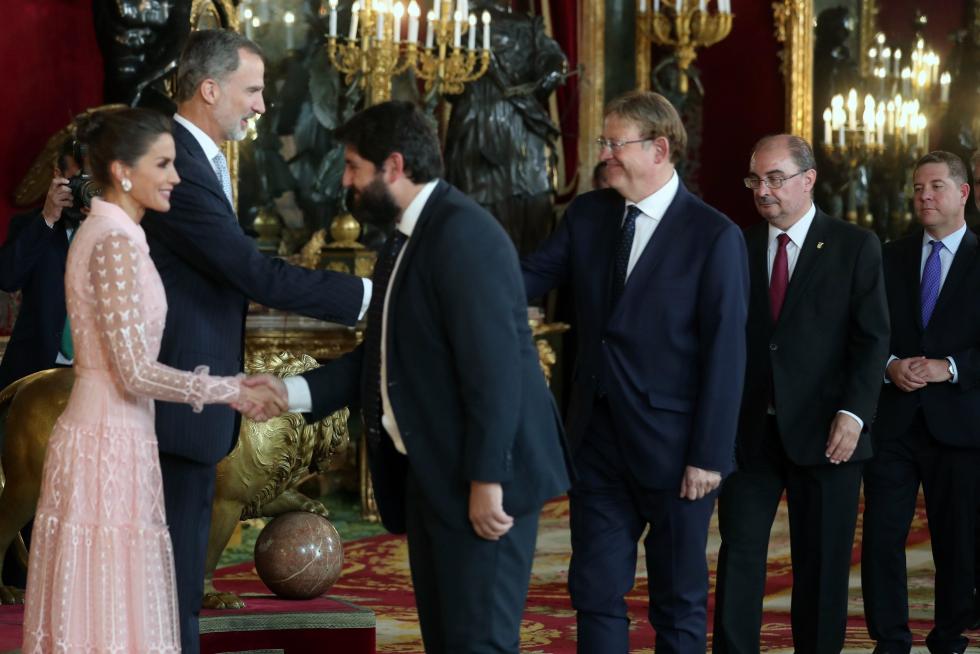 Besamanos en la recepción de los Reyes en el Palacio Real